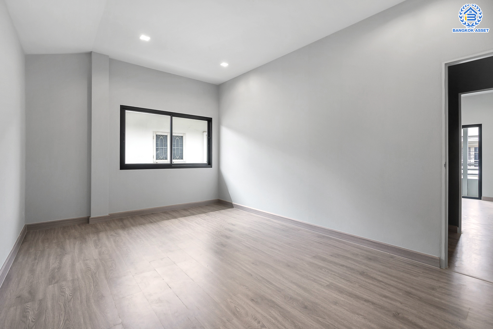 บ้านมือสองตกแต่งใหม่ ม.ปรัชญาการ์เด้นโฮม สุคนธสวัสดิ์ หลังมุม เนื้อที่ 55.9 ตร.ว. ฟังก์ชัน 3 ห้องนอน 4 ห้องน้ำ 1 ห้องแม่บ้าน 2 ที่จอดรถ พร้อม Living Area กว้างขวาง บนทำเลใจกลางเมือง! เชื่อมต่อทั้งถนนประเสริฐมนูญกิจ, เกษตร-นวมินทร์, ลาดพร้าว, รัชโยธินฯ ใกล้ทางด่วนรามอินทรา และรถไฟฟ้าสายสีน้ำตาล "สถานีโรงเรียนสตรีวิทยา2"